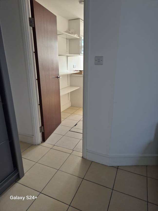 A studio flat available for rental Main Photo