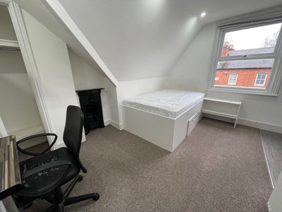 En-Suite w/Private Kitchenette. Bills Included Main Photo