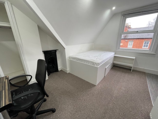 En-Suite w/Private Kitchenette. Bills Included Main Photo