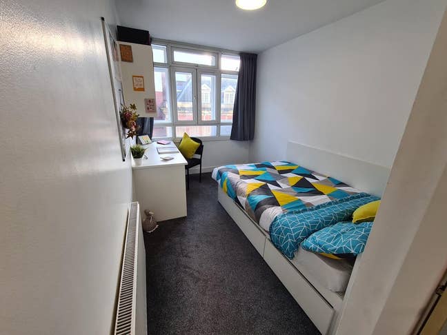 Ensuite Room Available Now (Student Only) 2026! Main Photo