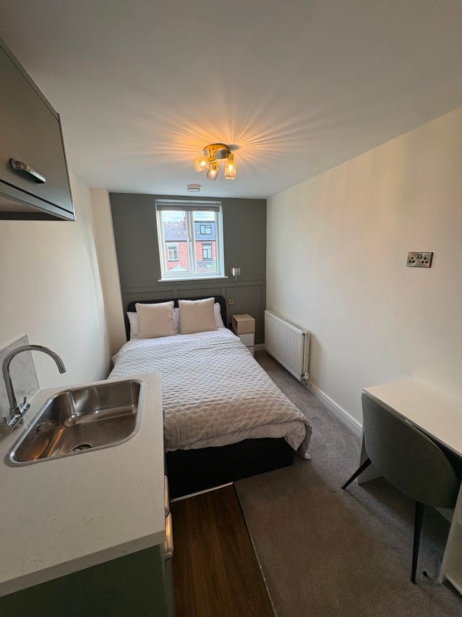 🔑 Kitchenette Studios – 2 Mins to Stepping Hill! Main Photo