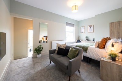 Premium large en-Suite Bedsit with Kitchenette Main Photo
