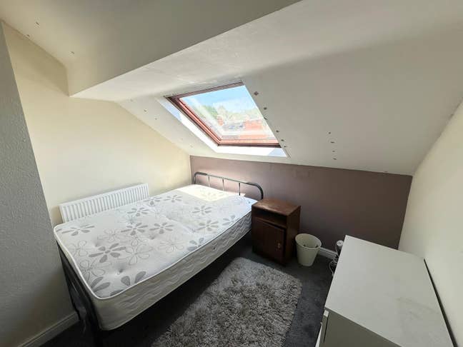 Affordable Room Available Now in Burley Hmo! Main Photo