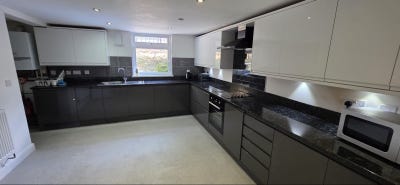 Rooms Available July or Sept Starts! Hyde Park! Main Photo