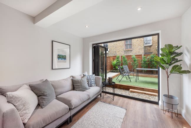 Stunning double room En-suite fully furnished  Main Photo