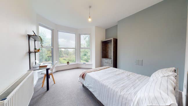 Bright and Spacious 5 Bedroom Flat Available (26/2 Main Photo