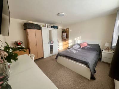 Large Garden-Facing Dbl Room in Central Uxbridge Main Photo