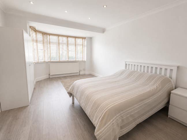 Modern 3 Bedroom Flat to Rent –  Finchley   Main Photo