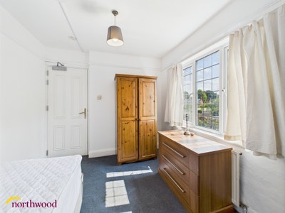 A spacious and comfortable single-occupancy room  Main Photo