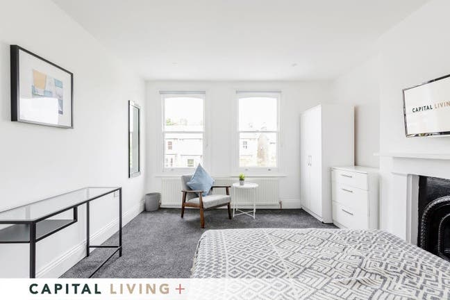 Large Double room in a social house  Main Photo