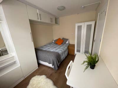 🌿 Off-Suite Room | Garden & Lounge | SE5 Main Photo