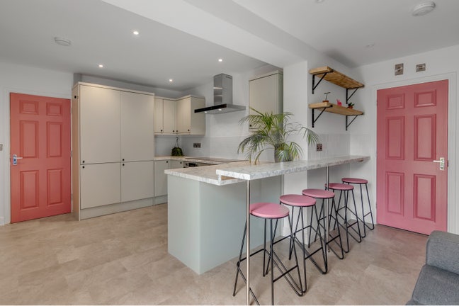 NR4 Stunning 6-Bedroom Student/professional   Main Photo