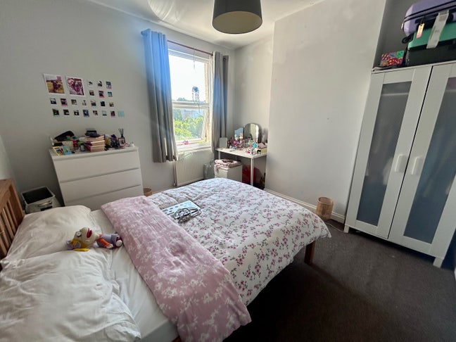 Lovely, large upstairs double bedroom Main Photo