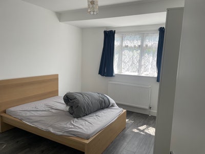 Double Bedroom - Close to station + high street Main Photo