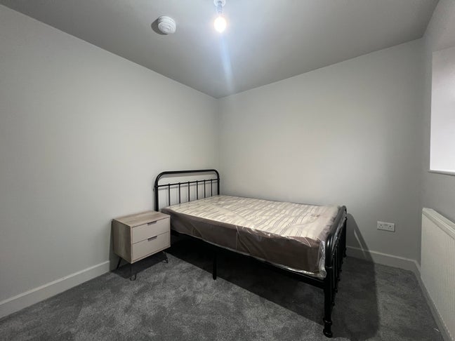 Redecorated & Furnished Double Room  Main Photo