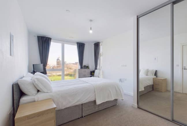 Modern Built EnSuite w/ Gym Access – E14 🏠 Zone 2 Main Photo