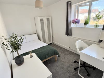 🔥 3 Stunning Rooms! 🔥 Available now! #PP Main Photo