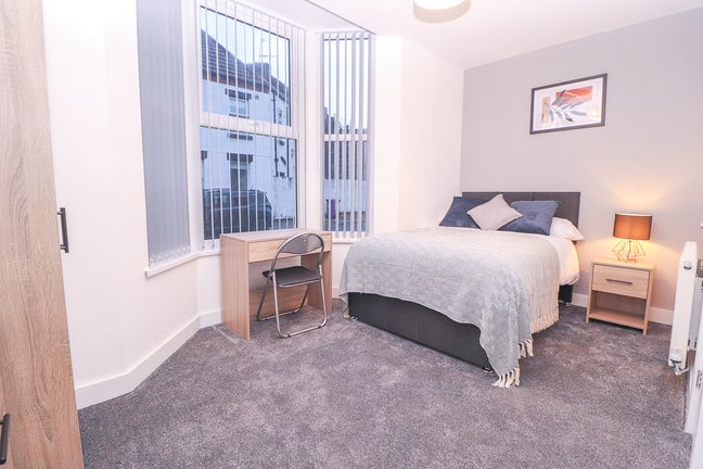 1 Double En Suite Room Available in L17! Main Photo