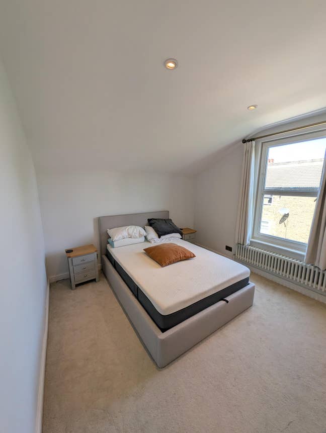 Top floor (2 rooms) of a 5-bedroom house Main Photo