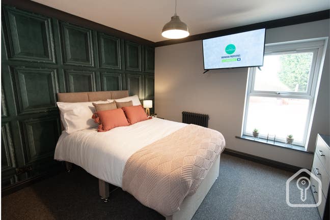 Selby room perfect for contractors- with parking Main Photo