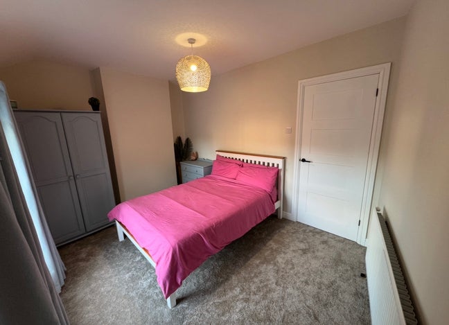 Lovely double bedroom in newly refurbished house Main Photo