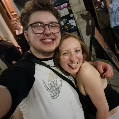 Two friends looking to buddy up! Main Photo