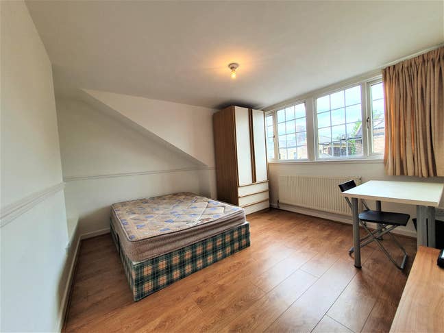 Two Rooms Near City Centre Available Now! Main Photo