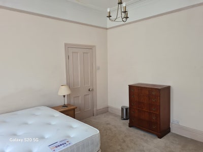 Room for tidy resident -5 mins walk to hospital    Main Photo