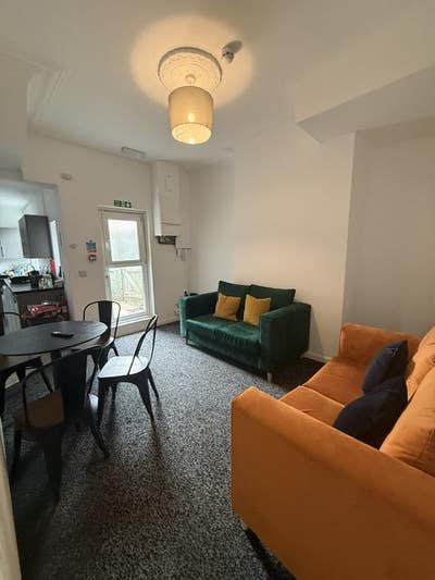 Spacious Double Rooms Available  Main Photo
