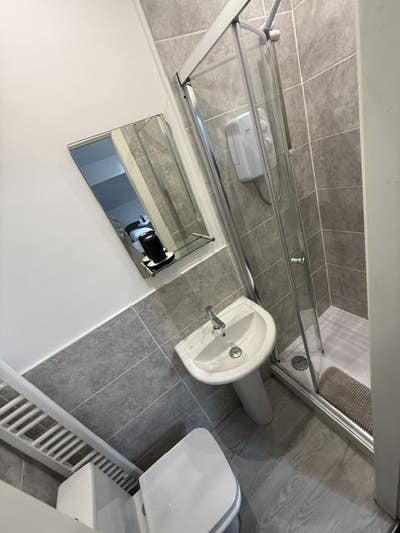 Spacious Double Rooms Available  Main Photo