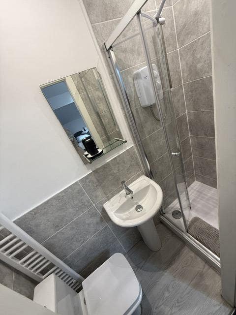 Spacious Double Rooms Available  Main Photo