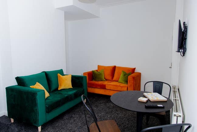 Spacious Double Rooms Available  Main Photo