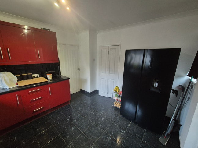 Whole 3 Bedroom Home + Bills inc. &pound;1800 Main Photo