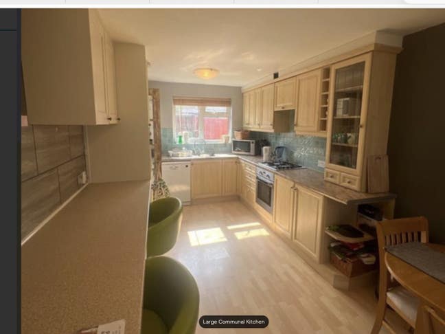 1 x En-suite &  1 x Double room available.  Main Photo