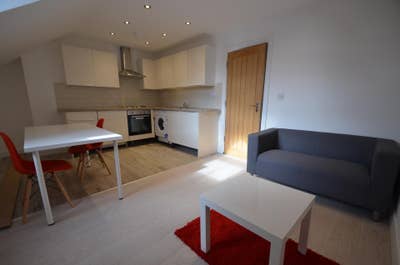 **Modern 2-Bedroom Flat to Rent ** Main Photo