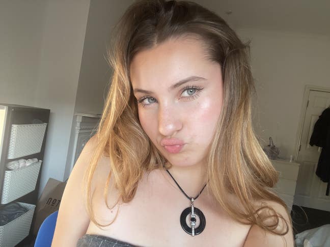 I am a female aged 19. I am looking for a sin... Main Photo