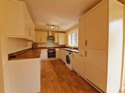 Lovely 5 Bed in Badbury Park, Swindon Main Photo