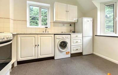 Spacious Top Floor 2-Bed Apartment with Parking Main Photo
