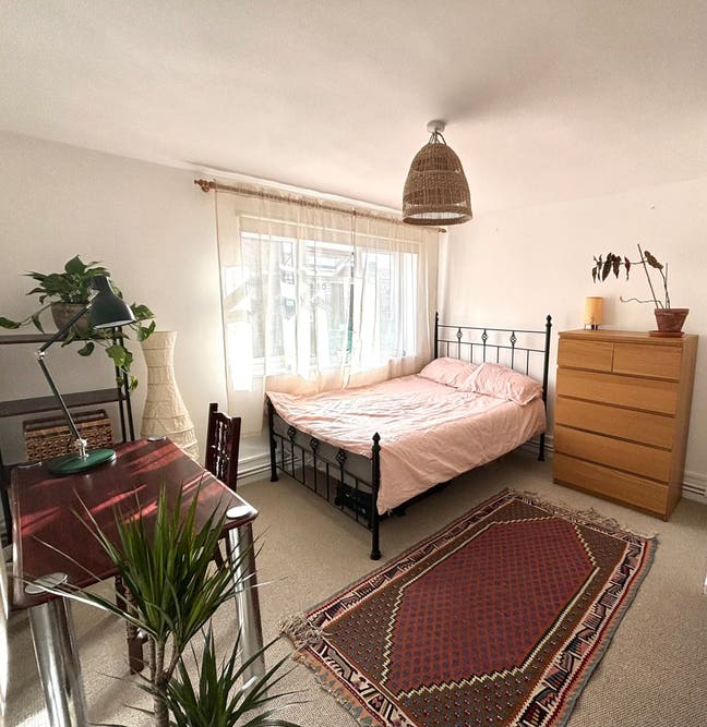 Cosy double room in freshly refurbished flat Main Photo