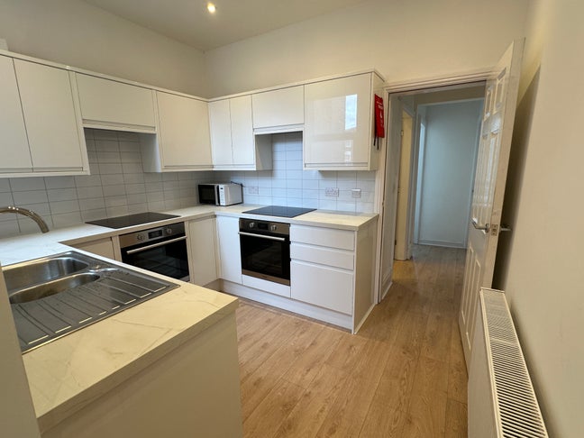 4 x large bedrooms in newly renovated houseshare  Main Photo