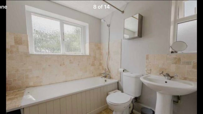 Double room in quiet cottage share  Main Photo