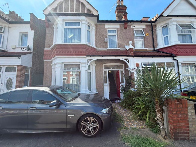 Large 3 Bedroom House in Ilford Main Photo