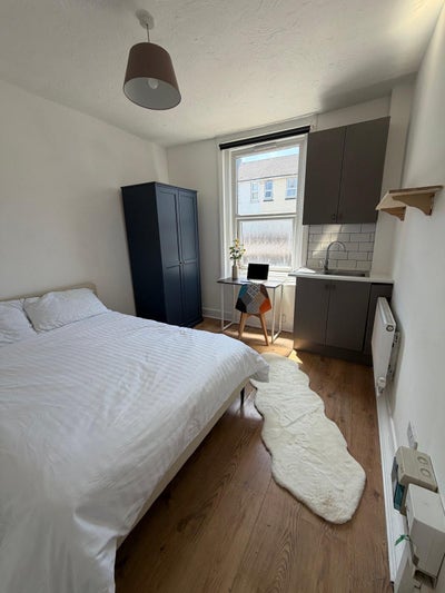 Modern Double Room in Bournemouth Centre Main Photo