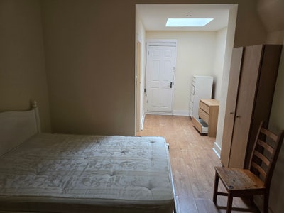 Room available on Warren Road E10 5QA Main Photo