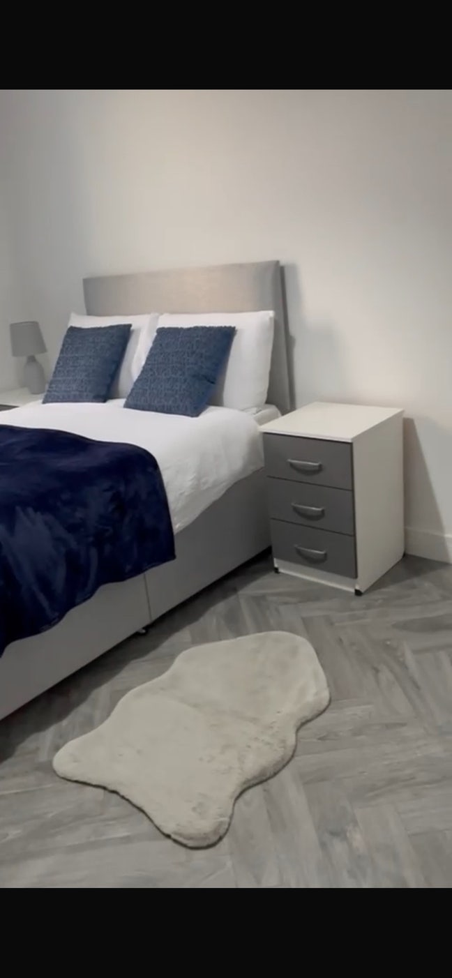 Large en suite in the heart of West Bromwich  Main Photo