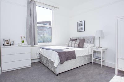 Large double room close to North Acton Station Main Photo