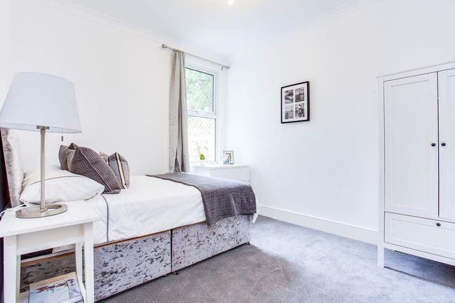 Stunning double room - NW10  Main Photo