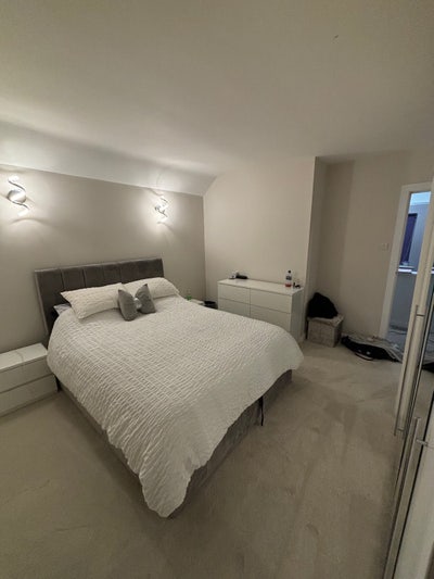 Large double room with parking & own living room  Main Photo