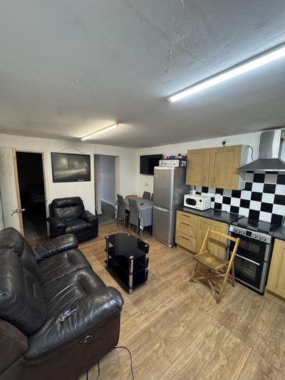 To Let – Spacious 3-Bedroom Flat – Bills Included  Main Photo