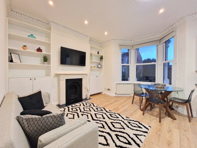 Bright & Spacious 2-bed, 2-bath flat in Kilburn  Main Photo